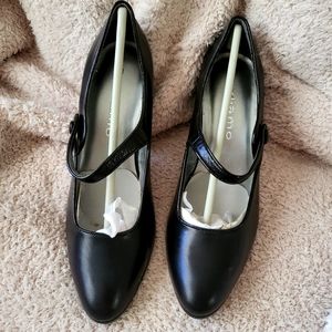 Round toe Mary Jane style pumps
